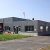 Mit grauem Blech verkleidet gibt sich das neue Feuerwehrhaus als modernes und funktionales Gebäude zu erkennen. Mit grauem Blech verkleidet gibt sich das neue Feuerwehrhaus als modernes und funktionales Gebäude zu erkennen.