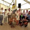 Ein Prosit der Gemütlichkeit .(von links) Andreas Lang, Landrat Florian Töpper, Bürgermeisterin Edelgart Baumgartl, Hans-Jörg Lang, Christine Lang, Braumeister Stefan Reusch, Stephan Schäflein (2. Bürgermeister) und Helmut Brätz von den Sportfreunden Stettbach