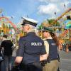 Polizei und Sicherheitswacht laufen in den Abendstunden stündlich Streife auf dem Volksfest.