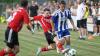 Langes Bein: Der Erlenbacher Stefan Schmidt fährt dem Marktheidenfelder Marcel Emrich (rechts am Ball) in die Parade.