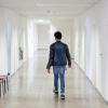 Ein Flüchtling in der Erstaufnahmestelle in Suhl auf dem Weg zum Gespräch mit einem Entscheider. Das Bundesamt für Migration und Flüchtlinge (Bamf) überprüft jetzt in zehn Außenstellen negative und positive Entscheidungen aus dem Jahr 2017. Auch die Außenstelle Schweinfurt wurde unter die Lupe genommen.