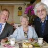 In Neubrunn feierte Maria Schmid 90. Geburtstag. Auch Zweiter Bürgermeister Peter Klingler (links) und Pfarrer Stefan Vuletic gratulierten.