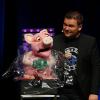 Stargast des Abends: Pig Nick das unglückliche Marzipanschwein beim Auftritt des Bauchredners Sebastian Reich in der Lohrer Stadthalle.
