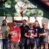 Die Gewinner des Dorfpokalschießens: Beim Waldfest des SV Stockheim wurden die besten Einzelschützen und Teams der Dorfmeisterschaft gekürt. Mit ihnen freuten sich Bürgermeister Martin Link (links) sowie von der Vereinsführung Bernd Faulstich (Zweiter von rechts) und Manuela Diemer (Dritte von links).