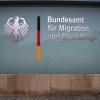 Blick auf eine BAMF-Außenstelle. Nach Unregelmäßigkeiten gibt es nun Überprüfungen.