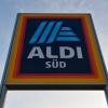 ARCHIV - Ein Schild mit dem neuen Logo des Discounters Aldi steht am 03.11.2017 in Schwetzingen (Baden-Württemberg) vor einer Filiale. Der Discounter Aldi Süd ordnet die Führung seines Deutschlandgeschäfts neu. Dabei wird die Zahl der Mitglieder des einflussreichen Verwaltungsrates von drei auf sechs verdoppelt. Foto: Sina Schuldt/dpa +++(c) dpa - Bildfunk+++