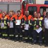 (rsf)   Eine umfangreiche Ausstattung der Feuerwehren macht eine umfangreichere Ausbildung notwendig. Feuerwehrleute aus fünf Ortsteilwehren haben den Lehrgang Modulare Trupp Ausbildung Teil 2 in Marktsteinach abgeschlossen. Beteiligt waren die Wehren von Marktsteinach, Schonungen, Hausen, Löffelsterz und Reichmannshausen. So beherrschen sie alle Kompetenzen, die jeder Feuerwehranghörige erwerben muss. Eine weitere Ausbildung erfolgt in den jeweiligen Feuerwehren nach den vorhandenen Gerätschaften. Unter den Augen von Kreisbrandinspektor Reinhold Achatz und den Kreisbrandmeistern Horst Klopf, Walfried Fröhr sowie Matthias Steinmüller legten Andre Kaiser Andre, Max Krieg, Patrick Lindner, Patrick, David Lindner David (Hausen), Jan Hochrein, Philipp Nicklaus (Löffelsterz), Lukas Altenfelder, Valeri Geiser, Markus Schleyer, Frank Warmuth, (Mainberg), Jan Fischer, Tanja Götzendörfer, Uwe Verheyen (Marktsteinach), Frahm Daniel (Reichmannshausen), Marius Brand, Tobias Doile, Nils Roßkopf, Nils Simon und Lukas Zier (Schonungen) die Prüfung ab.