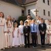 (gab)  Erstkommunion feierten fünf Rohrbacher Kinder in St. Valentin. Den Gottesdienst leitete Pfarrer Leo Brand unter dem Motto „Mit Jesus in einem Boot“. Zu einer festlichen Gestaltung trugen die Rohrbacher Musikanten, die Singgruppe Akzente und an der Orgel Joyce Röder bei, heißt es in der Pressemitteilung. Auf dem Bild sind die Kommunionkinder mit Ministranten und Pfarrer zu sehen (von links): Juliana Michler, Helena Ott, Max Riedmann, Tilman Menth und Jakob Endres.