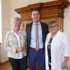 Die Verwaltungsgemeinschaft Eibelstadt ist am 1. Mai 40 Jahre alt geworden. Birgit Lepore (links) und Christiane Obermeier (rechts) waren von Anfang an dabei. Bürgermeister Markus Schenk ist VG-Vorsitzender.