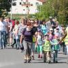 (lek)   Unter dem Motto „Gott geht mit uns, auf unser'm Weg“ fand die erste Kinderwallfahrt von Halsheim zur Radegundiskapelle zwischen Müdesheim und Reuchelheim statt. Gut 20 Kinder waren der Einladung laut einer Pressemitteilung der Pfarrei gefolgt und gingen mit Eltern und Großeltern auf die Strecke. Nach dem Wallfahrersegen in der Kirche ging es zur Barbarakapelle in Müdesheim, wo eine kurze Rast eingelegt wurde. Auf der Höhe im Wald hielten die Teilnehmer an einer Kreuzwegstation inne, bei der die mitgeführten Steine, die Sorgen und Probleme symbolisierten, abgelegt wurden. Im Gegenzug erhielten die Kinder kleine Holzkreuze. Auf dem Weg wurde der Gottesdienst begonnen, ehe Pfarrvikar Johannes Werst an der Radegundiskapelle die Eucharistie mit den jungen Wallfahrern feierte. Die Kinderwallfahrt wurde von Stefanie Schraud und Pastoralreferentin Stefanie Bauer organisiert.