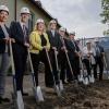 In den früheren Leighton-Barracks befindet sich noch ein alter Kasernenbau, wo das neue Inklusions-Wohnprojekt entstehen soll. Beim Spatenstich waren unter anderen dabei (im Bild von links): die städtische Sozialreferentin Hülya Düber, Oberbürgermeister Christian Schuchardt und die bayerische Sozialministerin Kerstin Schreyer.