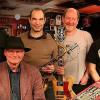 (ue)   Am Samstag, 9. Juni, findet die 19. Geldersheimer Bluesnight statt mit der Band „Jelly Blue“ (Beginn 20 Uhr, Einlass 19 Uhr, Kartenbestellungen unter ? 0 97 21/8 44 95. Götterspeise für die Ohren – das kommt dabei heraus, wenn fünf in Würde gereifte Musiker aufeinander treffen, die ihre langjährigen Live-Erfahrungen in Gruppen verschiedener Stilrichtungen zu einem neuen Gebräu zusammenmischen. Und die Farbe Blau ergibt sich natürlich durch den Blues als Grundlage und verbindendes Element der Melange aus Swing, Rock, Latin, Jazz und R&B. Neben einigen Genre-Klassikern des Swing und Blues präsentiert die Band auch eigene Kompositionen sowie Bearbeitungen von eher selten gehörten Stücken bekannter Interpreten wie Bob Dylan oder Pink Floyd.