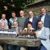Freuen sich gemeinsam auf die 4. Mellrichstädter Musiknacht am 29. Juli (vorne von links) Dirigent Ernst Oestreicher, Bürgermeister Eberhard Streit, Michaela Drescher (Aktives Mellrichstadt), Thomas Eckert (Kulturagentur), sowie (stehend von links) Peter Blau (Concert Media), der stellvertretende Bauhofleiter Rainer Graumann, Koordinator Manfred Schreiner, der Vorsitzende des Aktiven Mellrichstadt Wolfgang Pfeiffer und der 2. Bürgermeister Thomas Dietz.