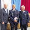 Verabschiedung: Landrat Eberhard Nuss (links) und Heinz Geißler (rechts) ernannten Bruno Kiesel zum Ehrenkreisbrandinspektor.