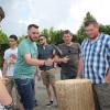 Eine der Aufgaben der Gaudi-Olympiade beim Feuerwehrfest in Gerolzhofen: mit der schmalen Seite eines Verputzerhammers Nägel in einen Holzklotz schlagen. Da war Augenmaß gefragt.