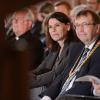 Zahlreiche Gäste feierten in der Neubaukirche das Stiftungsfest der Julius-Maximilians-Universität, das Universitätspräsident Alfred Forchel (rechts) eröffnete. Marion Kiechle, die neue Bayerische Staatsministerin für Wissenschaft und Kunst (daneben), lobte die Aktivitäten der Julius-Maximilians-Universität Würzburg.
