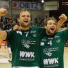 Werden sie auch in ihrem zehnten und letzten Derby in Coburg jubeln? Stefan Schmitt (links) und Sebastian Kraus nach dem Sieg der DJK Rimpar Wölfe in der Saison 2014/15.