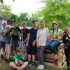 Schüler der Kitzinger Realschule haben zusammen mit MainGarten ihren Pausenhof verschönert. Hier sitzen sie auf einem Hochbeet, das sie selbst gebaut haben.