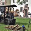 (wde)   1890 war es ein Fortschritt: Brennholz machen mit einer motorgetriebenen, fahrbaren Sägemaschine.  Die über 120 Jahre alte Maschine führten Andreas Eich und Reinhold Scherg am Sonntag im Schlosshof vor dem Spessartmuseum vor. Nicht nur freien Eintritt sondern auch noch einige besondere Attraktionen bot das Spessartmuseum im Lohrer Schloss anlässlich des internationalen Museumstags am Sonntag. Unter anderem zeigten Museumstechniker Andreas Eich und sein Vorgänger Reinhold Scherg im Schlosshof, wie früher mit Hilfe einer motorgetriebenen fahrbaren Sägemaschine direkt vor Ort Brennholz für die einzelnen Haushalte gesägt wurde. Die Maschine aus dem Lohrer Springerhof stammt aus der Zeit um 1890 und befindet sich seit 1979 als Leihgabe im Besitz des Spessartmuseums. Außerdem gab es einen Flohmarkt mit ausrangierten Präsentationsmitteln aus früheren Sonderausstellungen, wie beispielsweise Großfotografien und Dekoartikel, eine Familienführung mit Karin Mähler durch die Sonderausstellung „Ans Herz gewachsen“ und in Zusammenarbeit mit der Touristinfo eine Märchenstunde mit Schneewittchen.