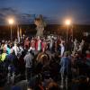 Zahlreiche Menschen verfolgten am Samstag die Lichterprozession und die anschließende Andacht zu Ehren des Brückenheiligen St. Nepomuk mit Abt Filip Zdenek Lobkowicz aus Tschechien auf der Alten Mainbrücke..