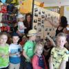 Erzieherin Sonja Miske (links) und Vorsitzende des Trägervereins Elke Suhl (rechts) in der Bilderausstellung im Kindergarten Reichmannshausen.