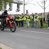 Wie schnell das Motorrad an ihnen vorbei fuhr mussten die 22 Schülerlotsen, darunter sechs Mädchen, beim unterfränkischen Wettbewerb schätzen.