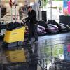 Letzte Vorbereitungen: Noch befindet sich der Festplatz im Dornröschenschlaf, doch der Rummel geht bald los. Wo am Freitag Autoscooter cruisen, läuft derzeit noch die Putzmaschine heiß.