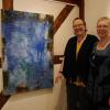 Vergängliches Blau: Brigitte Heck mit Claudia Cebulla vor einem ihrer Lieblingsbilder bei der Ausstellung in den Gaden in Geldersheim.