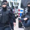Hunderte Polizisten und Spezialkräfte haben am Donnerstag die Flüchtlingsunterkunft in Ellwangen gestürmt. Vorausgegangen waren eine gewaltsam verhinderte Abschiebung eines Togolesen.