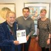 Künstlerin Jutta Votteler mit Wirt Marco Tonin (Mitte) und Kunsthändler Franz-Xaver Müller.