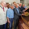 Gemündens Bürgermeister Jürgen Lippert legte mit der Zugabe von Aromahopfen im Sudhaus von Thüngen gewissermaßen letzte Hand an das künftige Festbier für das Gemündener Kirchweih- und Heimatfest an.