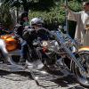 Nach dem Gottesdienst: Segen und Weihwasser für die Biker – hier durch Pastoralreferent Ullrich Göbel für die Besatzung eines Trike.