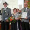Geehrte beim 66. Bezirksschützentag in Birkenfeld, von links 2. Bezirksschützenmeister Uli Schmitt (Hollstadt), Peter Gracz (Sennfeld), Anette Kirchner (Faulbach), Josef König (Zeuzleben), Bezirksschützenmeister Mathias Dörrie und (im Hintergrund) Bezirkstagspräsident Erwin Dotzel.