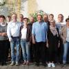 (ki)  Ein Klassentreffen für die ehemaligen Schüler des Geburtsjahrganges 1966/67 fand am vergangenen Samstag im „Schlemmereck von Bauer Reinhart“ in Obersteinbach statt. Erschienen waren 30 Teilnehmer, die die Volksschule Rauhenebrach von 1972 bis 1981 besucht hatten. Sie waren die ersten Erstklässler, die im Zuge der Gemeinde-Gebietsreform in der neu errichteten Verbandsschule Rauhenebrach eingeschult wurden. Das Klassentreffen begann mit einem gemeinsamen Kaffeetrinken, bei dem man der fünf bereits verstorbenen Schulkameraden gedachte. Bei dem Klassentreffen tauschten die ehemaligen Schülerinnen und Schüler ihre Erfahrungen aus, betrachteten alte Klassenfotos und erzählten sich Ereignisse aus der Schulzeit. Organisiert hatten das Klassentreffen Herta Hetterich aus Obersteinbach und Lucia Förtner aus Trabelsdorf.