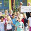 (ger)   Der erneuerte evangelische Kindergarten in Mainstockheim wurde von Regionalbischof Christian Schmidt und Diakon Lorenz Kleinschnitz eingeweiht. Nun leistete die Sparkassenstiftung einen Beitrag zu den Kosten. Alfred Sattes, Leiter der Sparkasse Mainstockheim überreichte im Beisein der Kinder an Pfarrer Claus Deininger sowie Kindergartenleiterin Ute Sycha einen Scheck mit 750 Euro. Als Dank sangen ihm die Kinder ihr Lieblingslied „Wir sind die Kleinsten in der Gemeinde, ohne uns geht gar nichts.“ Für das Geld sollen 100 Teller und Tassen aus bruchsicherem Porzellan sowie Besteck für das Kindergarten-Bistro gekauft werden.