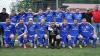 Mit einem 5:2-(3:1)-Sieg bei der SG Ginolfs/Sondernau/Weisbach I/Unterweißenbrunn/Frankenheim II machte die SG Oberfladungen I/Hausen II ihr Meisterstück in der Fußball-B-Klasse Rhön 3. Gegen 20.15 Uhr war es auf dem Ginolfser Sportgelände soweit: Jörg Stock ließ die Sektkorken knallen. „Wir sind eine Wahnsinnstruppe“, so Jörg Stock, der zusammen mit Andreas Dücker die Mannschaft trainiert und darüber hinaus auch noch selbst auf Torejagd geht. So steuerte er in Ginolfs das 1:0 bei und bereitete zwei weitere Tore vor. Andreas Dücker sah in dem breiten, guten Kader das Erfolgsrezept seines Teams. Beim Durchwechseln habe man keinen Qualitätsverlust gehabt. Zudem wurde gut trainiert. „Ich denke schon, dass wir die stärkste Mannschaft waren“, bilanzierte er. Das Bild zeigt das erfolgreiche Team mit: Maximilian Orf (hinten von links), Niko Hauck, Marcel Hautzinger, Steffen Wetzel, Matthias Dücker, Johannes Schubert, Julian Mühlfeld, Johannes Rothaug, Raphael Hauck, Coach Andreas Dücker, Ralf Paul, Ferdinand Stumpf sowie Marc Wetzel (vorne von links), Philip Stumpf, David Habermann, Frank Wirth, Christian Hückl, Keeper Jonas Möller, Daniel Städtler, Jörg Stock und Felix Keßler. Tore: 0:1 Jörg Stock (14.), 1:1 Philipp Enders (19.), 1:2 Frank Wirth (27.), 1:3 Christian Hückl (31.), 1:4 Niko Hauck (47.), 1:5 Jürgen Weikert (52., Eigentor), 2:5 Philipp Enders (63.).