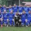 Mit einem 5:2-(3:1)-Sieg bei der SG Ginolfs/Sondernau/Weisbach I/Unterweißenbrunn/Frankenheim II machte die SG Oberfladungen I/Hausen II ihr Meisterstück in der Fußball-B-Klasse Rhön 3. Gegen 20.15 Uhr war es auf dem Ginolfser Sportgelände soweit: Jörg Stock ließ die Sektkorken knallen. „Wir sind eine Wahnsinnstruppe“, so Jörg Stock, der zusammen mit Andreas Dücker die Mannschaft trainiert und darüber hinaus auch noch selbst auf Torejagd geht. So steuerte er in Ginolfs das 1:0 bei und bereitete zwei weitere Tore vor. Andreas Dücker sah in dem breiten, guten Kader das Erfolgsrezept seines Teams. Beim Durchwechseln habe man keinen Qualitätsverlust gehabt. Zudem wurde gut trainiert. „Ich denke schon, dass wir die stärkste Mannschaft waren“, bilanzierte er. Das Bild zeigt das erfolgreiche Team mit: Maximilian Orf (hinten von links), Niko Hauck, Marcel Hautzinger, Steffen Wetzel, Matthias Dücker, Johannes Schubert, Julian Mühlfeld, Johannes Rothaug, Raphael Hauck, Coach Andreas Dücker, Ralf Paul, Ferdinand Stumpf sowie Marc Wetzel (vorne von links), Philip Stumpf, David Habermann, Frank Wirth, Christian Hückl, Keeper Jonas Möller, Daniel Städtler, Jörg Stock und Felix Keßler. Tore: 0:1 Jörg Stock (14.), 1:1 Philipp Enders (19.), 1:2 Frank Wirth (27.), 1:3 Christian Hückl (31.), 1:4 Niko Hauck (47.), 1:5 Jürgen Weikert (52., Eigentor), 2:5 Philipp Enders (63.).
