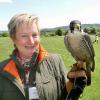 Standen im Blickpunkt: Falknern Christine Kant mit Falke Sigi.