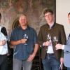 Mit einem Schoppen Wein wurde auf den neuen Feldgeschworenen für Kleinochsenfurt angestoßen. Im Bild (von links): Obmann Robert Emmert, stellvertretender Obmann Reiner Ullrich, der neu vereidigte Schieder Martin Beck und Bürgermeister Peter Juks.