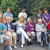 (pm)   Bei einem Ausflug zur Liebfrauenbrunn-Kapelle in Werbach genossen die Teilnehmer des Projekts „Generation plus“ die sommerlichen Temperaturen. Wie mitgeteilt wird, wird das Projekt vom städtischen Jugendhaus veranstaltet und von der Bürgerstiftung Tauberbischofsheim gefördert. Es arbeitet mit dem Projekt „Soziales Engagement“ der Riemenschneider-Realschule zusammen. Die Schüler der Realschule trafen sich in Werbach vor der Kapelle mit zwölf Seniorinnen, davon elf aus dem Haus Heimberg. Gemeinsam verbrachte man einen schönen Nachmittag in idyllischer Atmosphäre: Diakon Günther Holzhauer erzählte zu Beginn einiges zur Geschichte und zur Legende der Kapelle. Danach halfen die Jugendlichen den Seniorinnen beim Erklimmen der Stufen. Im Inneren der Kapelle feierten die Teilnehmer mit Günther Holzhauer eine Marienandacht. Ein gemütliches Grillen bildete den Abschluss der Veranstaltung, musikalisch aufgelockert durch Klarinettenklänge und Zauberkunststücke. Die Schüler wurden begleitet von ihrer Lehrerin Ingeborg Brücher, Jugendhausleiterin Claudia John, Praktikant Philipp Hellinger und dem Ehrenamtlichen Manfred Seiler. Aus dem Haus Heimberg nahmen der Leiter Michael Kappus, die Pflegedienstleiterin Sylvia Müller, die Gerontofachkraft Karin Miltaler und die Betreuungsassistentin Elke Timm teil.