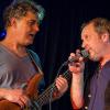 Die Blues- und Rockband „Blue traces“ aus München mit Sänger Michael Drescher und Bassist Markus Roithmeier überzeugte in der Disharmonie.