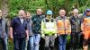 (stop)   Auch in diesem Jahr spendete die Gemeinde Frankenwinheim den Maibaum für die Löw?sche Einrichtung in Gerolzhofen. Damit nicht nur über Inklusion geredet wird, sondern das Handeln im Vordergrund steht, machten sich Vertreter der Gemeinde mit einigen Bewohnern sowie Betreuern der Löw?schen Einrichtung auf in die Hörnau, um den Maibaum zu fällen und sicher nach Gerolzhofen zu bringen. Waldbeauftragter Manfred Kirchner begrüßte die Teilnehmer der Löw?schen Einrichtung. Gemeindearbeiter Martin Pfannes übernahm das Fällen der Birke. Gemeinsam wurde der Baum zum Weg getragen, hier stand Ludwig Fackelmann mit Bulldog und Wagen bereit. Der stellvertretende Leiter der Löw?schen Einrichtung, Christian Keutel, dankte Bürgermeister Herbert Fröhlich für die Unterstützung. Fröhlich ist es auch ein Anliegen, mit der Aktion ein Zeichen zu setzen. an. Zum Aufstellen des Maibaumes in Gerolzhofen am Mittwoch um 11 Uhr sind alle Helfer und Interessierten eingeladen.