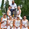 Freude über den Sieg herrscht bei den Frauen des TC Weiß-Blau Würzburg mit (vorne von links) Tena Lukas, Maria Timofeeva, Irene Burillo Escorihuela und Anne Knüttel und (hinten von links) Louise Assaad, Cheftrainer Goran Popov und Mannschaftsführerin Aline Staudt.