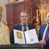 Reiner Kosel (Mitte) wurde zum Ehrenbürger der Stadt Vanadzur in Armenien ernannt. Die Urkunde überreichte der armenische Botschafter Ashot Smbatyan, links der Geistliche Ter Aigik.
