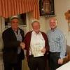 Hieronymus Löhrlein wurde für 45 Jahre Treue zur CSU geehrt. Es gratulierten der Vorsitzende Manfred Markert (links) und Bürgermeister Georg Seiffert (rechts).