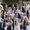 (gab)   42 Kinder feierten Erstkommunion in der Pfarrkirche Zur Heiligen Familie. Um den Altar versammelt hörten sie die biblische Erzählung, in der Jesus Brote und Fische vermehrte, sodass sie für 5000 Menschen ausreichten. Zwar waren keine 5000 Gäste in die Kirche gekommen, dennoch war das Gotteshaus voll bei dem kindgerechten Gottesdienst, so die Mitteilung der Pfarrei. Nachdem die Kinder selbst gebastelte Fische verschenkt hatten, empfingen sie die Kommunion. Die musikalische Gestaltung übernahmen Jugendliche in einer Band und an der Orgel. Die Kommunionkinder sind Johanna Bernd, Adrian Röder, Antonella Rohm, Julen Weyer, Philipp Hübner, Timon van Eickels, Luka Kovac, Lukas Sterr, Elias Goldstein, Jakob Kaufmann, Anton Kaufmann, Ann-Sophie Sammeth, Luca Schramm, Ben Schramm, Morena Vergine, Lea Heppenstiel, Tessa Völker, Laureen Richter, Lena Volkenstein, Marijan Dodig, Tyler Miklos, Jannis Richter, Marie Vogelskamp, Giulia Zedda, Erik Widera, Leni Lotta Höfling, Liam Schär, Jule Volkmann, Hanna Schäfer, Kimberly Hummel, Sina Discherl, Lene Öchsner, Felix Keller, Samira Pinchede, Milena Romero, Anna Schraut, Raphael Schott, Ben Biener, Philipp Fischer, Etienne Bauer, Luis Schmitt und Romy Joa. Vorbereitet wurden sie von Vikar Florian Herzog und Müttern.