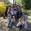 Umringt von ihren Kindern – so hatte es Kindergartenleiterin Maria Lorenz in ihrer Zeit am Iphöfer Kindergarten am liebsten.