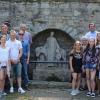 (ret)   In der Karlstadter Partnerstadt Querfurt erinnert ein Brunnen an den Heiligen Brun von Querfurt. Nun hat sich bezüglich dieses Brunnens ein Brauchtum entwickelt. Jedes Jahr wird für diesen Brunnen eine Art „Schirmherr“, der Brunnenherr, gekürt. Der derzeitige Brunnenherr, Thomas Pfrieme, hatte jetzt die Idee, im Rahmen der bestehenden Städtepartnerschaft eine Begegnung der Vereine aus Querfurt und Karlstadt zu veranstalten, heißt es in einer Pressemitteilung. Vom 20. bis 22. April weilte daher auf Einladung der Querfurter eine Delegation aus Karlstadt in der Partnerstadt in Sachsen-Anhalt. Bei der Ankunft am Freitagabend wurden die Karlstadter mit einem Empfang im Rathaus vom Brunnenherrn Thomas Pfrieme und Bürgermeister Andreas Nette herzlich willkommen geheißen. Am Samstag ging es nach einer Stadtführung auf die Burg Querfurt, wo ein  Fest mit mittelalterlicher Ausrichtung an dem Wochenende stattfand. Am Abend kamen dann die Querfurter und Karlstadter Vereine im Schützenhaus zusammen und konnten sich hier besser kennenlernen. Der Heimat- und Trachtenverein Karlstadt bereicherte die Veranstaltung mit einer Tanzdarbietung, was großen Anklang fand. Bis weit nach Mitternacht wurde zu modernen Klängen getanzt. Nachdem den Karlstadtern noch das Stadtbad gezeigt wurde, ging es zurück in die Heimat. Das Treffen hat allen gefallen. Für 2019 ist ein Gegenbesuch der Querfurter Vereine für September eingeplant. Im Bild Teilnehmer des Heimat- und Trachtenvereins Karlstadt mit dem Zweiten Vorsitzenden Josef Östreicher (rechts, Zweiter von rechts) sowie dem Querfurter Bürgermeister Andreas Nette (rechts, hintere Reihe links), dem Brunnenherrn Thomas Pfrieme (links, hintere Reihe, rechts) der Dritten Bürgermeisterin Anja Baier (rechts, Dritte von rechts) und dem Stadtrat Stefan Rümmer (rechts, Erster von rechts) sowie einigen Querfurtern.