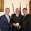 Bei der Preisverleihung (von links) Jürgen Bode, stellvertretender Hauptgeschäftsführer der IHK Würzburg-Schweinfurt, Werner Christoffel und Bayerns Wirtschaftsminister Franz-Josef Pschierer.