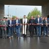 Das symbolische rote Band an der neuen Brücke über die B 279 sowie an der neuen Theodor-Jopp-Straße durchschnitten (von links) Robert Zehe (Planungsbüro Zehe), Dieter Mögel (Königlich privilegierte Schützengesellschaft), Manfred Rott (Straßenbauamt), Bürgermeister Bruno Altrichter, Dekan Andreas Krefft, Dekan Matthias Büttner, Timo Becker (Firma Glöckle) und der stellvertretende Landrat Josef Demar umringt von Anwohnern und Stadträten.